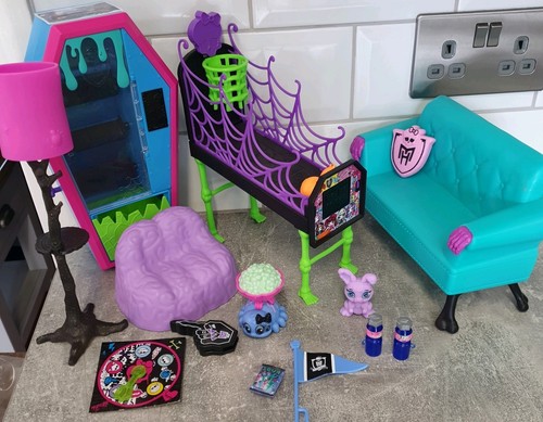 Monster high student lounge - high,