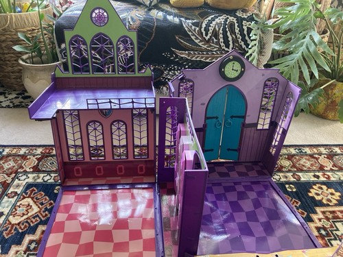 Monster high school fold - high, out